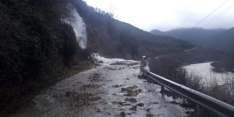 Rrëshqitje gurësh dhe dherash nga moti i keq, bllokohet aksi Mes-Ura e Shtrenjtë në Shkodër