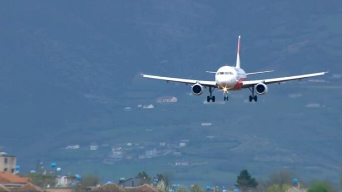 Panik në ajër/ Avioni i “Wizz Air” nuk ulet dot në Rinas, cfarë ndodhi sot..