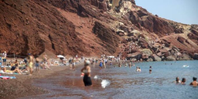 Tërmeti “shkatërron” një nga plazhet më të njohur në botë, shikoni si dheu dhe shkëmbinjtë bien poshtë..