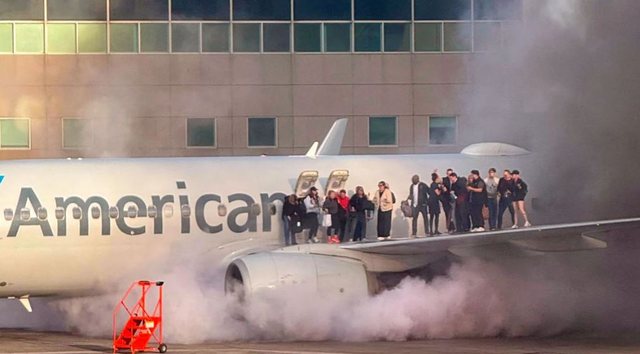 Një tjetër avion merr flakë, detyrohet të bëjë ulje emergjente, pasagjerët dalin në krahët e Boeing për të shpëtuar (VIDEO)